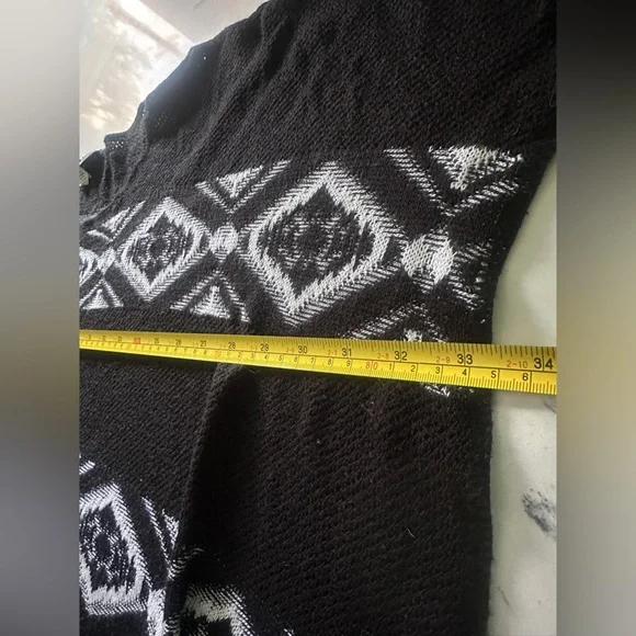 Women’s Sweet Kizz Black and White Aztec Print Poncho size 3X - Picture 5 of 8